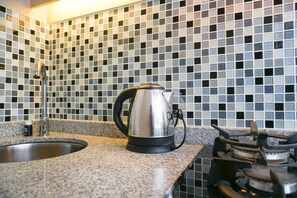 Zimmer | Eigene Kochnische | Kühlschrank, Mikrowelle, Herdplatte, Wasserkocher