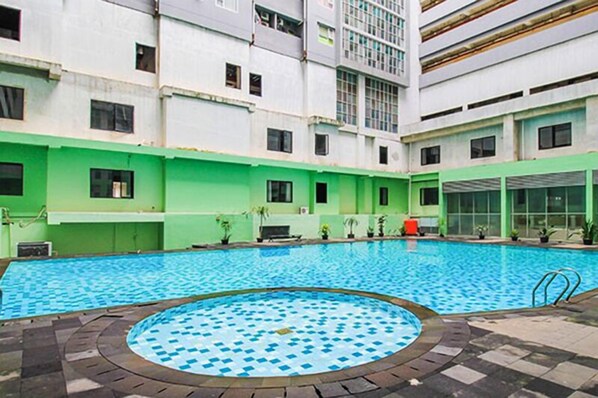 Outdoor pool - Spacious Studio Room Menteng Square Apartment (Jakarta)