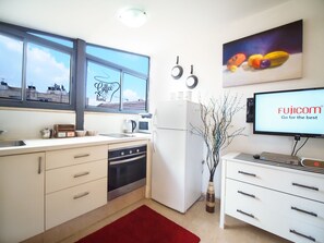 Comfort-Apartment, 2 Schlafzimmer, Balkon | Eigene Küche | Großer Kühlschrank, Mikrowelle, Ofen, Herdplatte