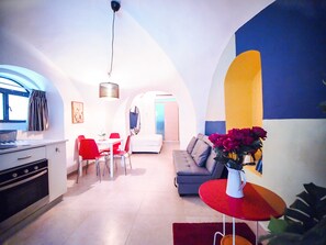 Studio Apartment Ground Floor | In-room safe, laptop workspace, iron/ironing board, cribs/infant beds - Paamonim Apartments (Jerusalem)