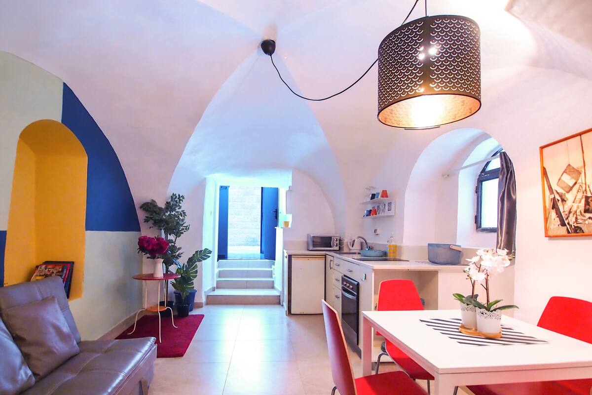 Studio Apartment Ground Floor | 客房內保險箱、筆電工作空間、熨斗/熨衣板、搖籃/嬰兒床