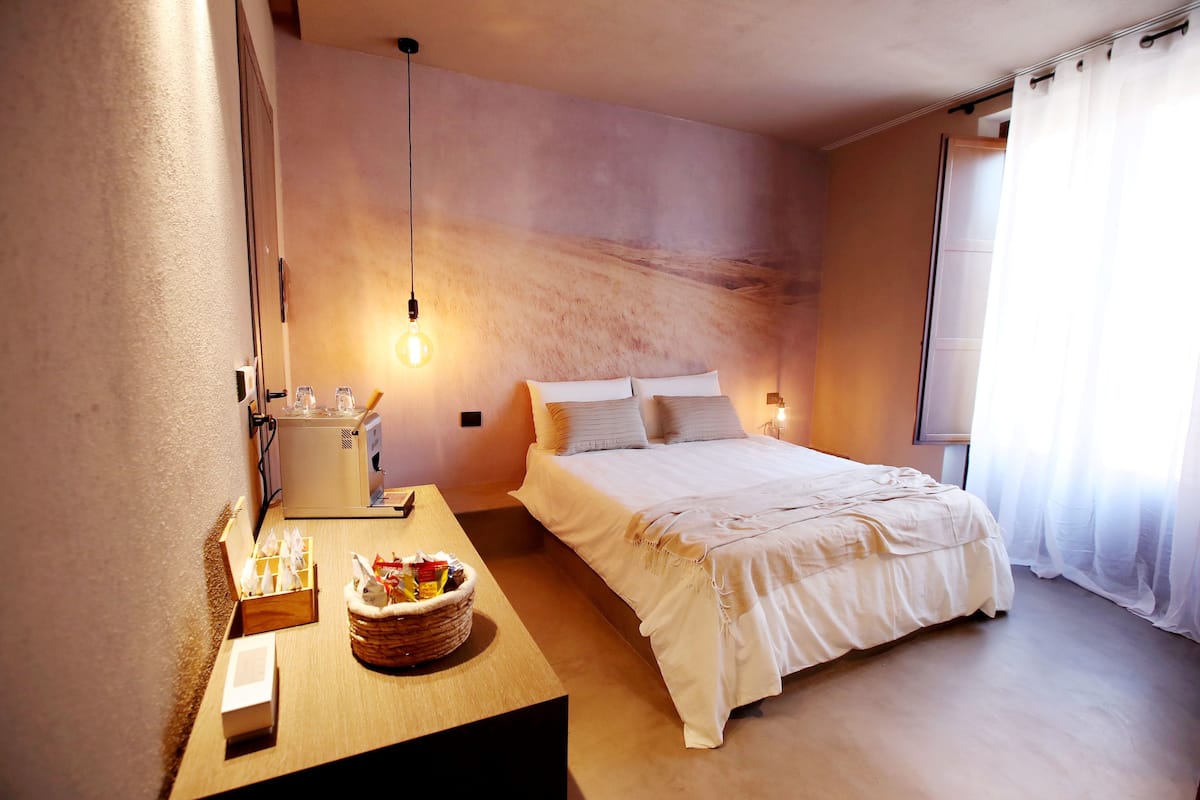 Phòng Deluxe, ban công (Valledolmo) | Minibar, két bảo mật tại phòng, bàn, màn/rèm cản sáng 
