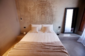 Deluxe kamer, balkon (Monreale) | Een minibar, een kluis op de kamer, een bureau, verduisterende gordijnen