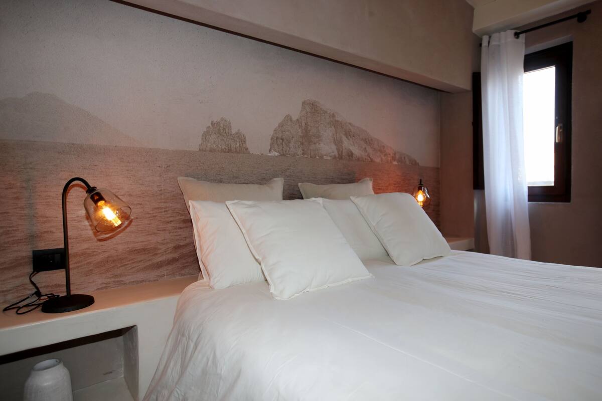 Phòng Suite Junior, hiên (Basiluzzo) | Minibar, két bảo mật tại phòng, bàn, màn/rèm cản sáng 