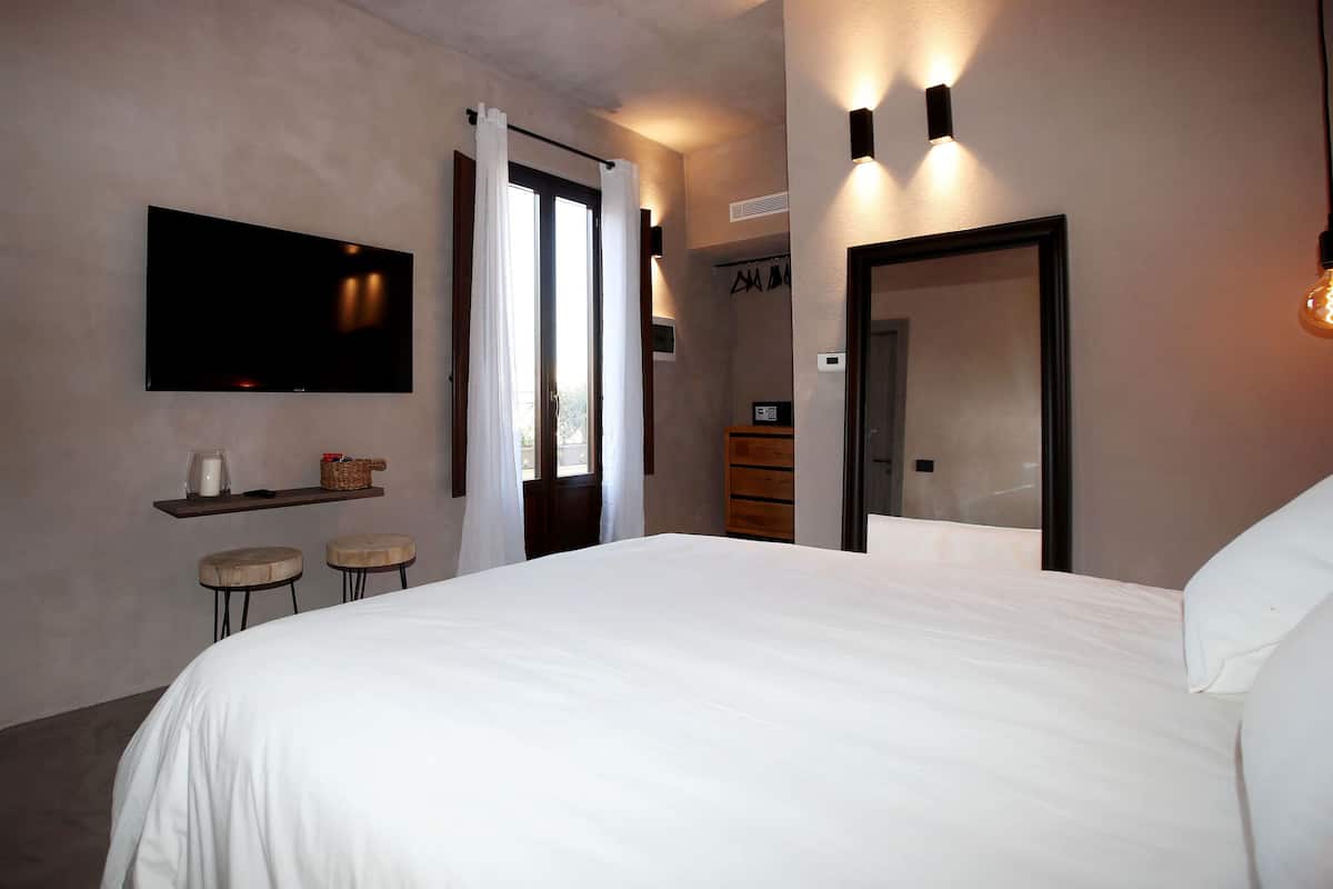Phòng Suite Deluxe, bồn tắm thủy lực (Marettimo) | Minibar, két bảo mật tại phòng, bàn, màn/rèm cản sáng 