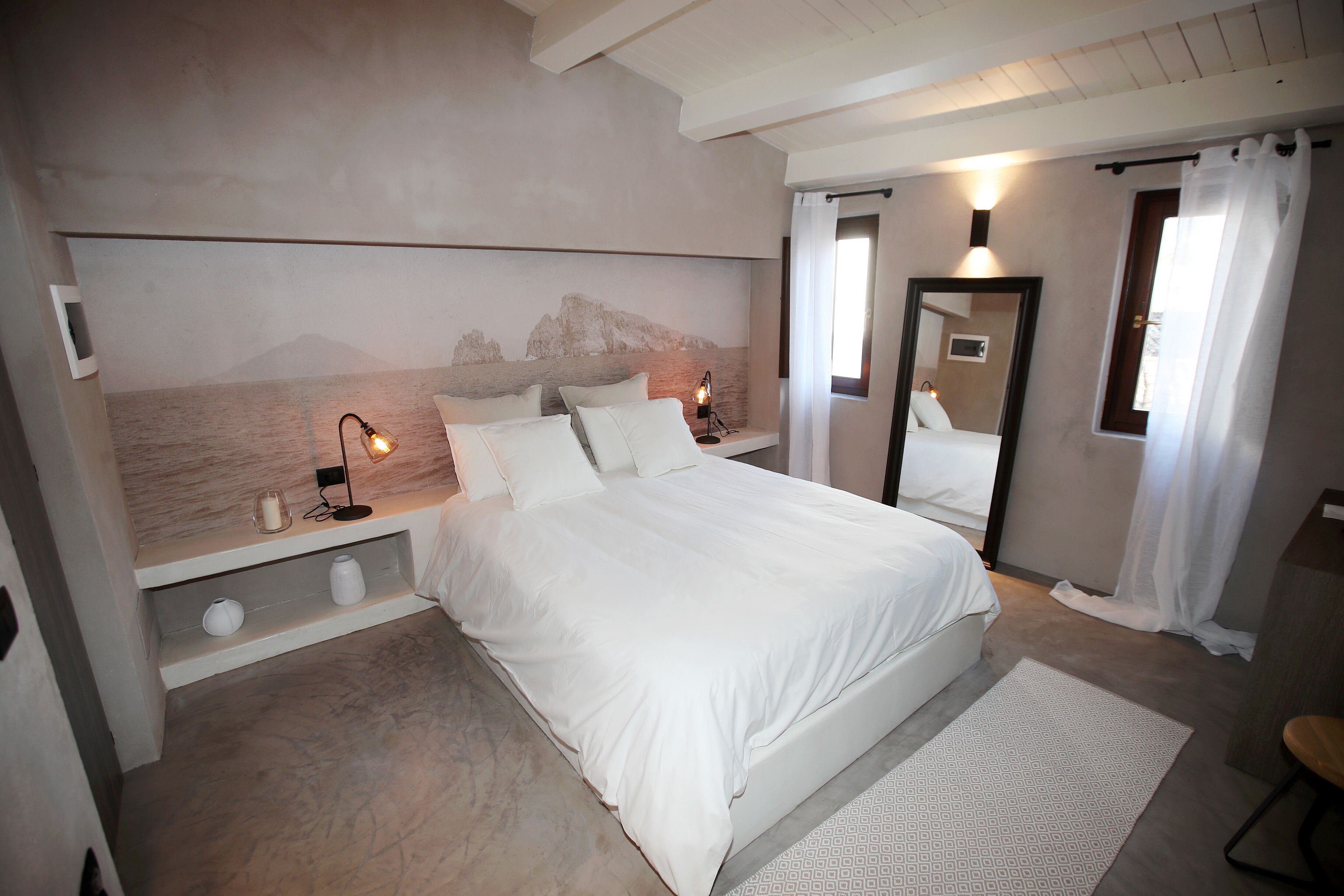 Suite Junior, terrazzo (Basiluzzo) | Minibar, una cassaforte in camera, una scrivania, tende oscuranti