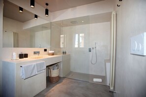 Deluxe-suite - boblebad (Marettimo) | Badeværelse | Bruser, brusehoved med spredningseffekt, hjemmesko, bidet
