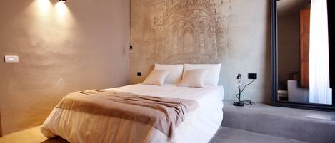 Minibar, coffres-forts dans les chambres, bureau, rideaux occultants