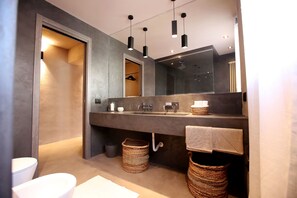 Deluxe-værelse - balkon (Quattro Canti) | Badeværelse | Bruser, brusehoved med spredningseffekt, hjemmesko, bidet
