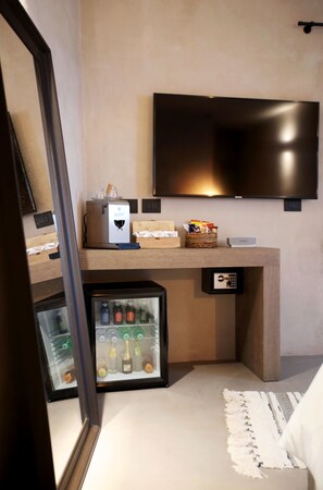 Suite Deluxe, hidromasaje (Piazza Pretoria) | Minibar, caja de seguridad en la habitación y escritorio