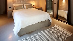 Een moderne slaapkamer met een groot bed, een spiegel aan de muur en een rug met een structuur.
