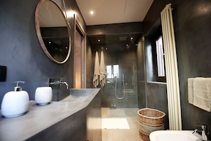 Deluxe suite, bubbelbad (Piazza Pretoria) | Badkamer | Een douche, een regendouche, een bidet, handdoeken