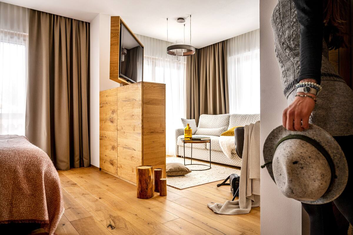 Una sala de estar moderna con un mueble de madera, un televisor y un sofá.