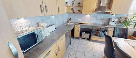 Een koelkast, een magnetron, een oven, een kookplaat