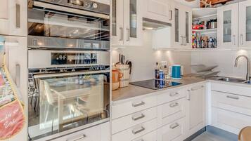 Frigorífico, microondas, horno y lavavajillas