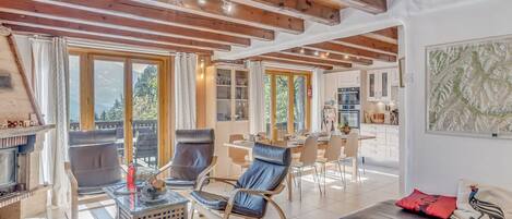 TV, caminetto, lettore DVD