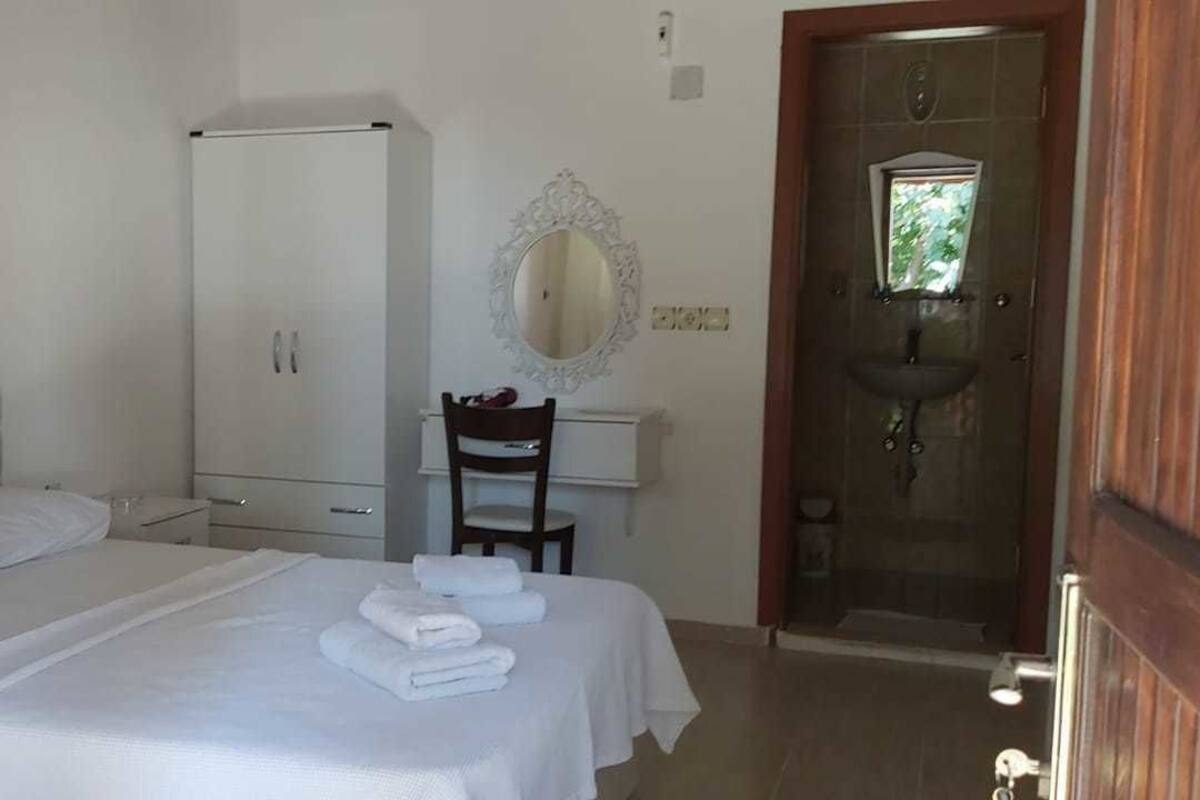 Standard Room | Premium bedding, laptop workspace, iron/ironing board, bed sheets