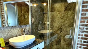 Penthouse | Seprai premium, isi minibar gratis, brankas, dan kedap suara