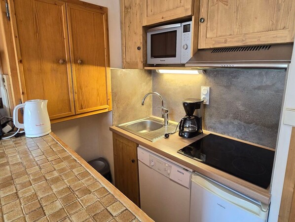 Kjøleskap, mikrobølgeovn, oppvaskmaskin og kaffetrakter/tekoker