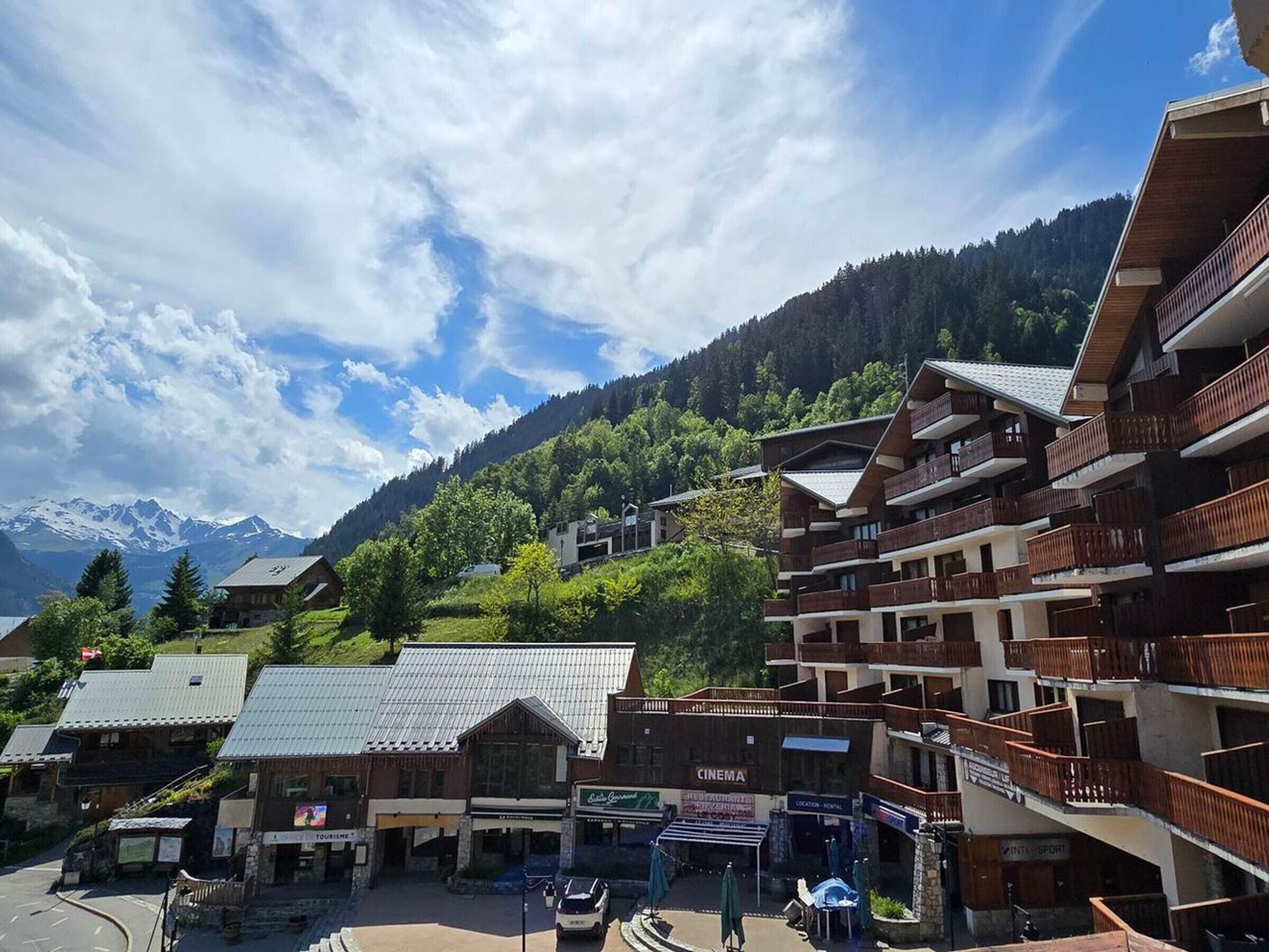 Une station de montagne dotée d’un cinéma, d’un restaurant et de diverses boutiques.