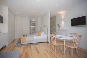 Studio (I) | Living area | Flat-screen TV - Liiiving in Porto - Charming Downtown Delight I (Porto)