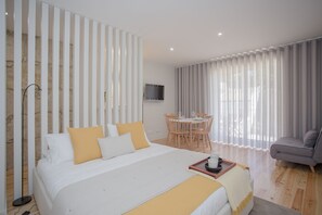 Studio (I) | Een bureau, een strijkplank/strijkijzer, babybedden, gratis wifi