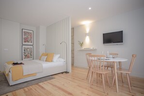 Studio (I) | Wohnbereich | Flachbildfernseher