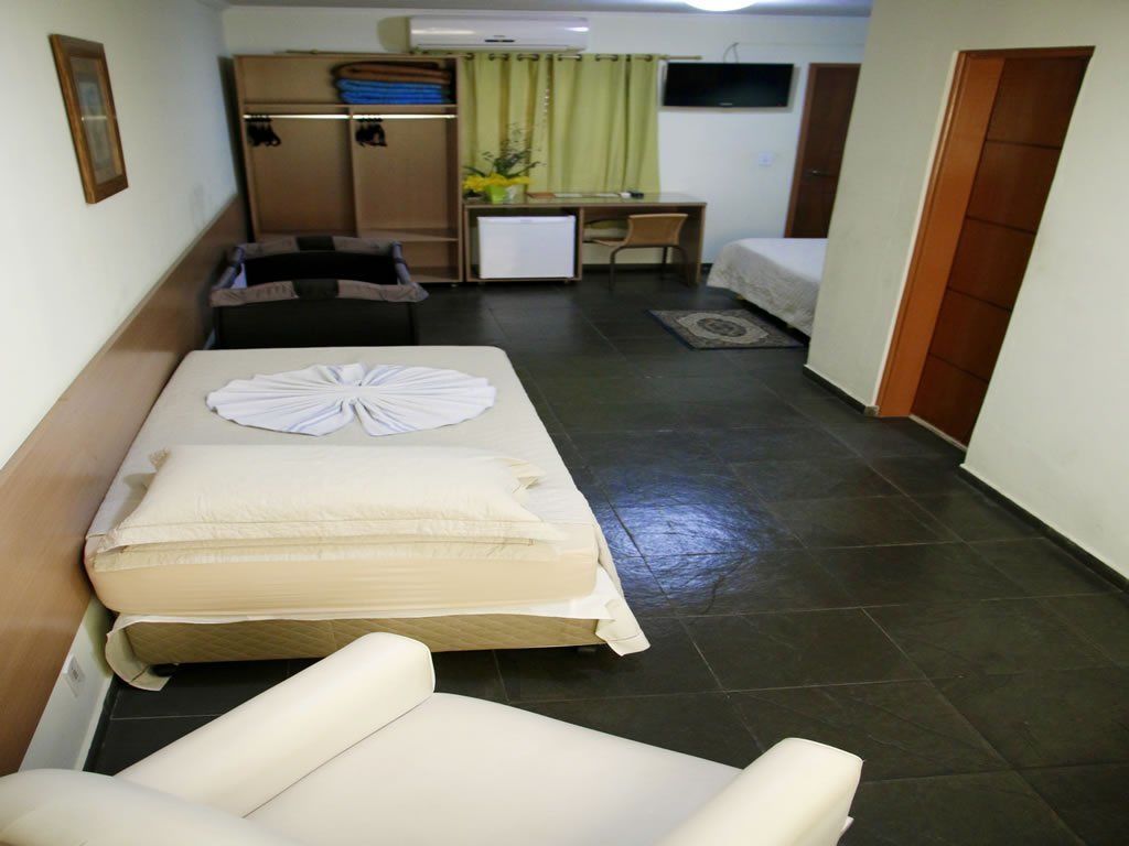 Minibar, escritorio, wifi gratis y ropa de cama 