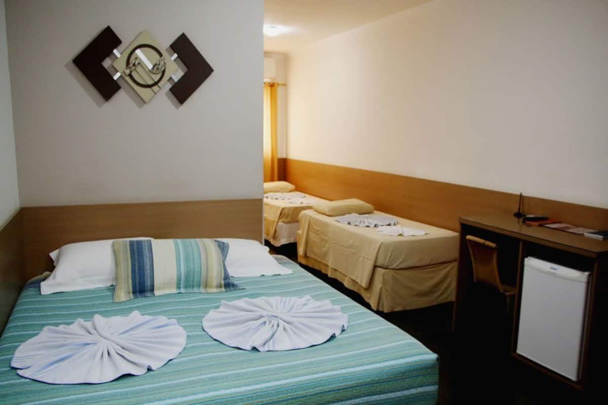 Habitación cuádruple superior | Minibar, escritorio, wifi gratis y ropa de cama