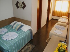 Kamar Quadruple Superior | Minibar, meja kerja, Wi-Fi gratis, dan seprai linen