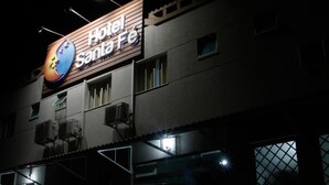Un edificio con un cartel que dice "Hotel Santa Fé" de noche.