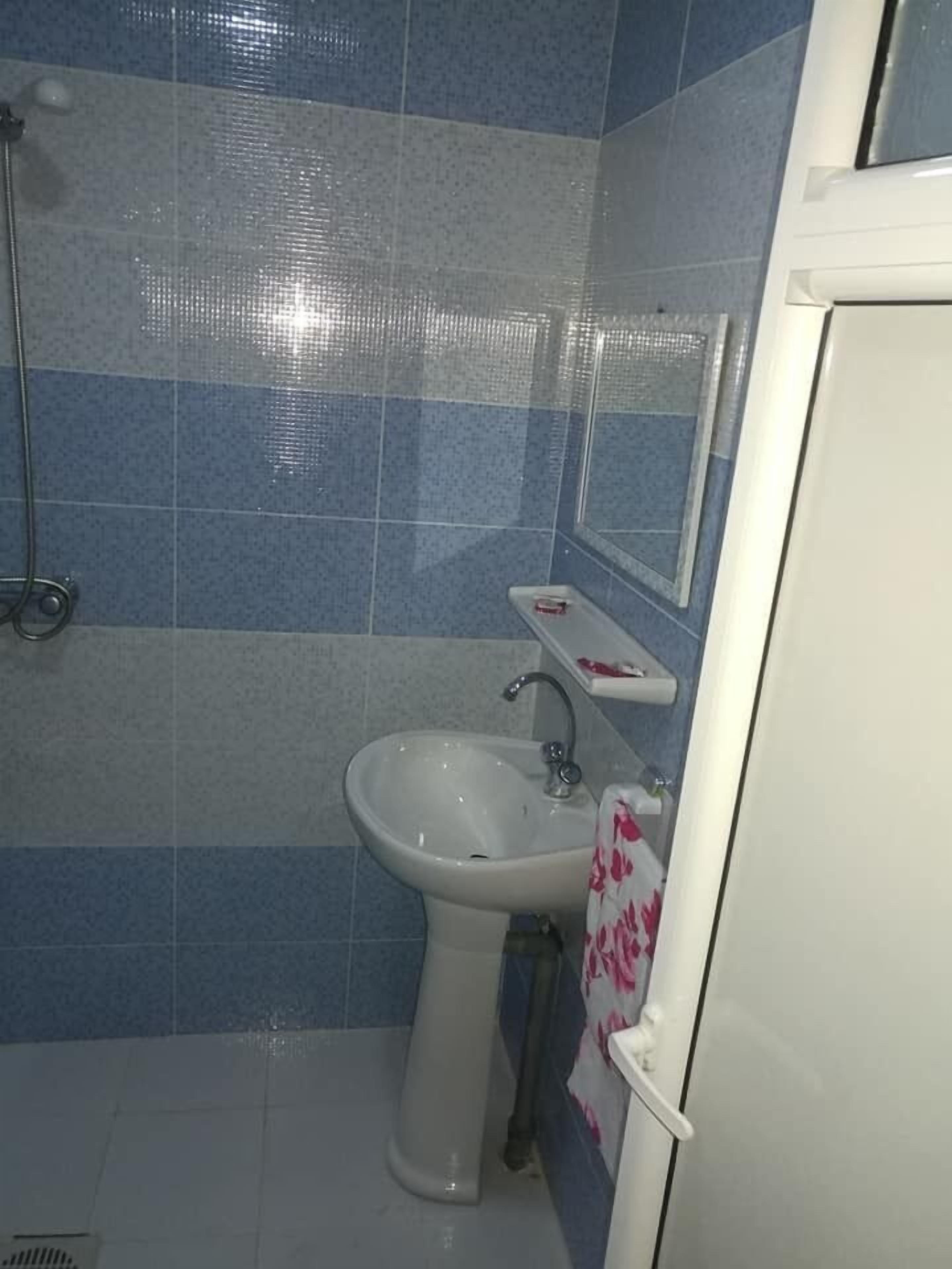 Een douche, een regendouche, gratis toiletartikelen, handdoeken