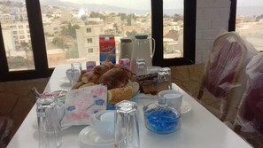 Desayuno continental gratuito y diario