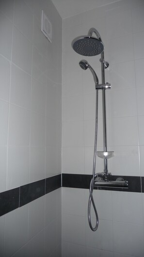 Studio Suite | Bathroom shower - Chez Esmara Et Philippe Fourche (Brussels)