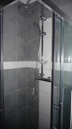 Studio Supérieur | Douche de la salle de bain