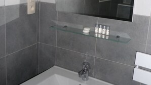 Superior Studio | Bathroom sink - Chez Esmara Et Philippe Fourche (Brussels)