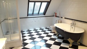 House, Ensuite (Maisonnette) | Bathroom | Separate tub and shower, hair dryer, towels, soap