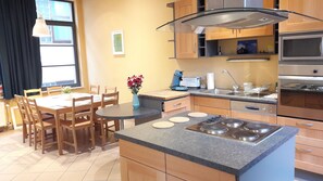 Casa, suíte (Maisonnette) | Cozinha privada | Geladeira grande, micro-ondas, fogão, cooktop