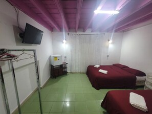 Minibar, sistema de insonorización y tabla de planchar con plancha 