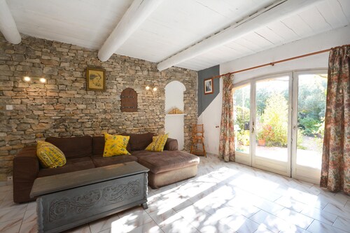 Superb 160m2 villa with swimming pool and tennis court sleeps 6