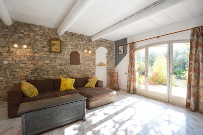 Superb 160m2 villa with swimming pool and tennis court sleeps 6