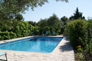 Outdoor pool - Superb 160m2 villa with swimming pool and tennis court sleeps 6 (Saint-Saturnin-lès-Apt)