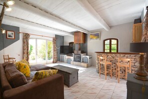 TV, books - Superb 160m2 villa with swimming pool and tennis court sleeps 6 (Saint-Saturnin-lès-Apt)