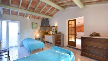 3 bedrooms, iron/ironing board, travel cot, free WiFi