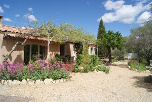 Exterior - Superb 160m2 villa with swimming pool and tennis court sleeps 6 (Saint-Saturnin-lès-Apt)