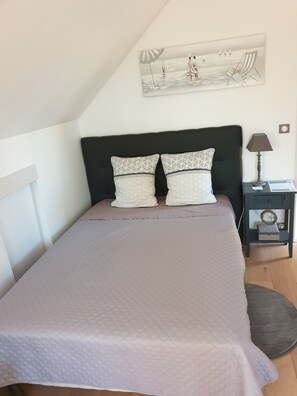 1 bedroom, desk, soundproofing, WiFi