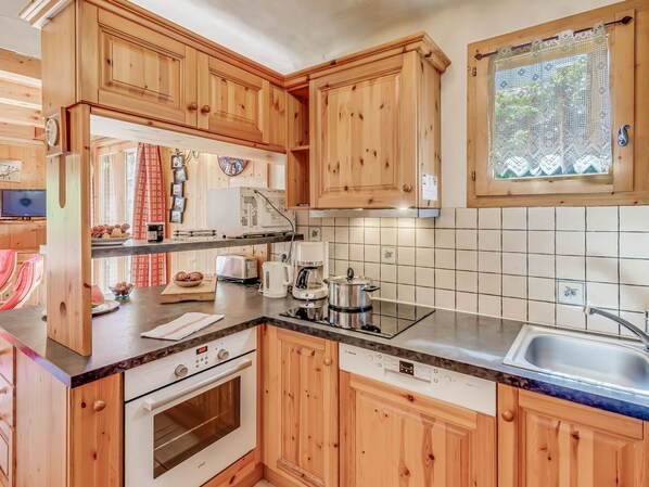 Kjøleskap, mikrobølgeovn, ovn og oppvaskmaskin