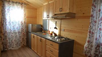 Family Mobile Home | Private kitchenette | Fridge, oven, stovetop, cookware/dishes/utensils