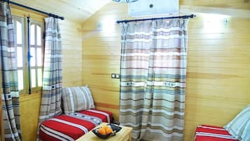 Mobil Karavan Keluarga | Ruang keluarga | Televisi layar datar 32-inci dengan saluran TV satelit dan TV