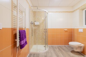 Deluxe Studio Suite | Bathroom | Shower, designer toiletries, towels, soap - Aparthotel DKS (Chomutov)